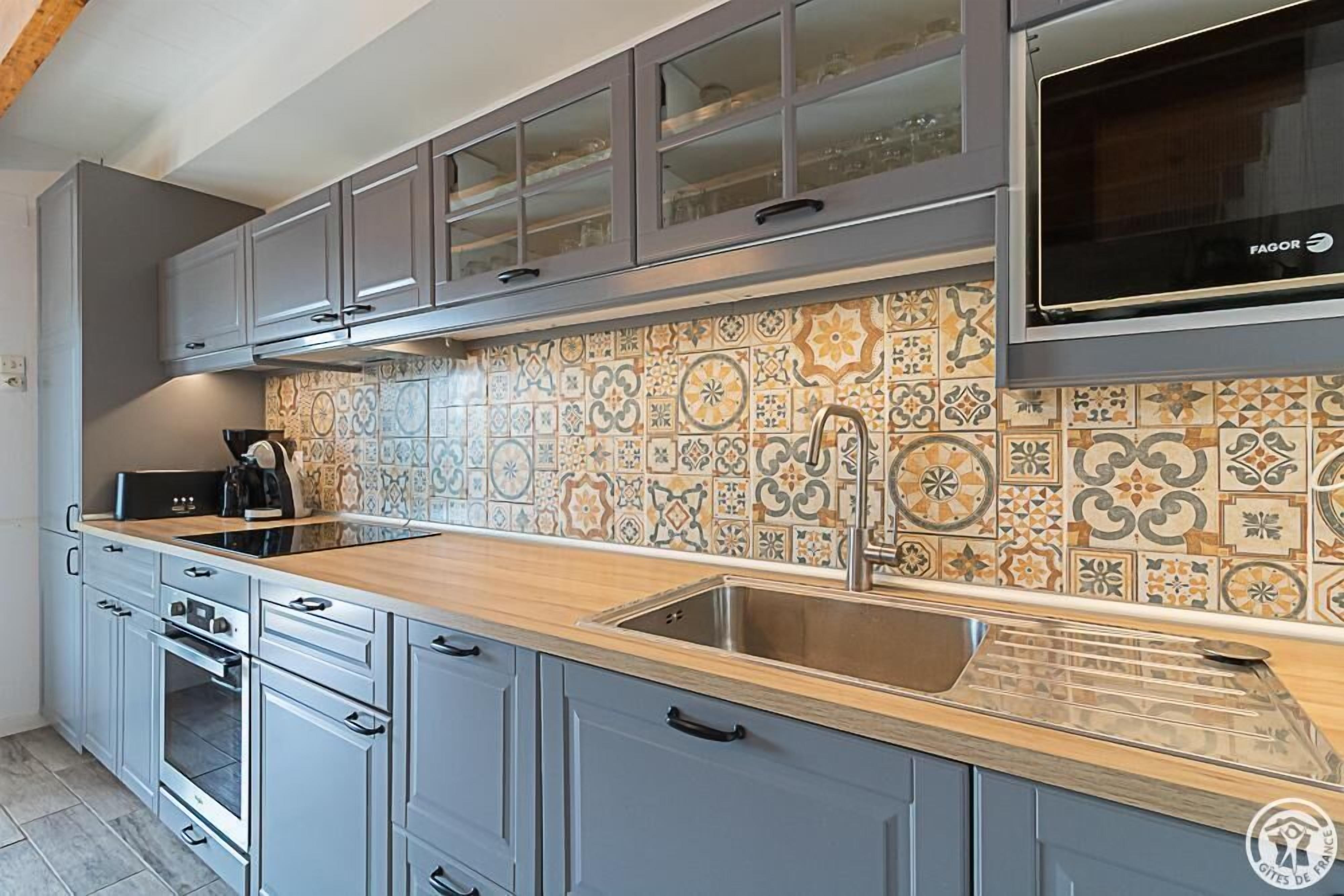 Een koelkast, een microgolfoven, een vaatwasser, een kinderstoel