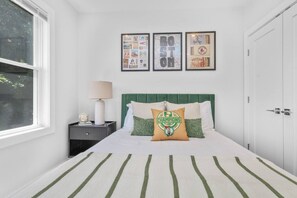 9 chambres, bureau, fer et planche à repasser, lit de bébé portatif