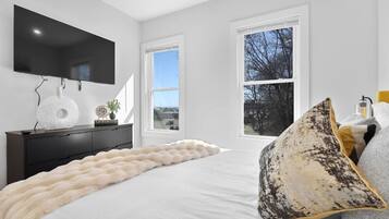 9 habitaciones, escritorio y tabla de planchar con plancha