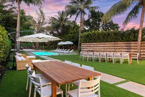 Outdoor dining - Villa Parque Pickleball/Volleyball/Bball/MiniGolf (Miami)