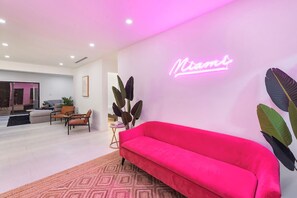 Interior - Villa Parque Pickleball/Volleyball/Bball/MiniGolf (Miami)