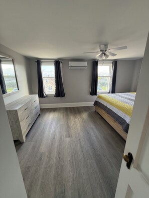 3 عدّة غرف نوم وواي فاي مجانًا وملاءا�ت أسرّة