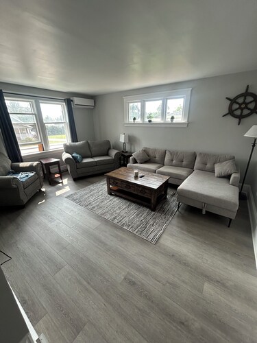 3 Bedroom townhouse in Summerside. Minutes from PCH, CUP and shopping centres