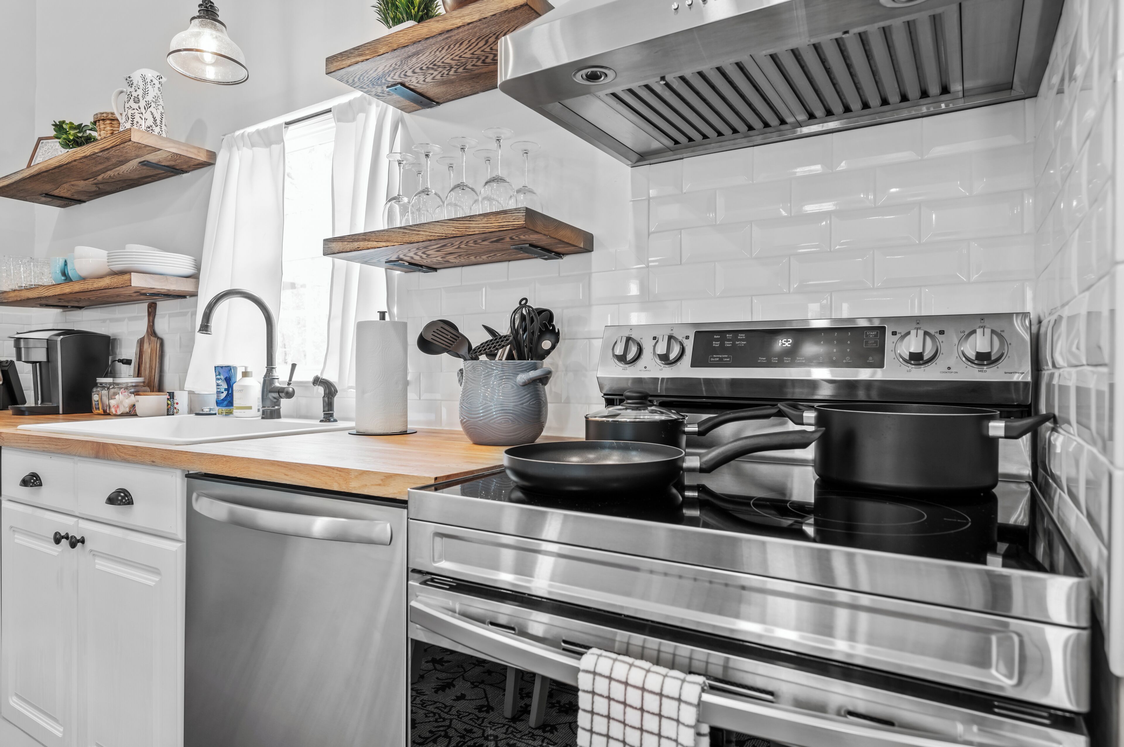 Micro-ondes, four, plaque de cuisson, lave-vaisselle