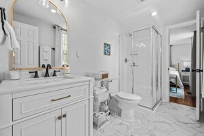 シャワー、ヘアドライヤー、タオル、石鹸