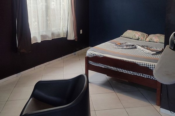 1 habitación, tabla de planchar con plancha, wifi y ropa de cama