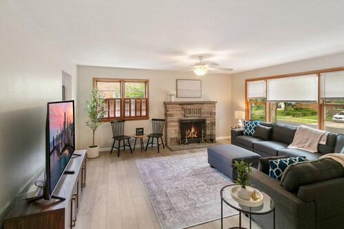 Spacious New 5 Bed Family Retreat Near Naval Base!