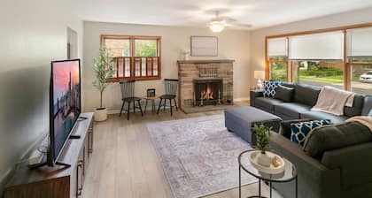 Spacious New 5 Bed Family Retreat Near Naval Base!