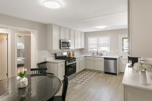 Spacious New 5 Bed Family Retreat Near Naval Base!