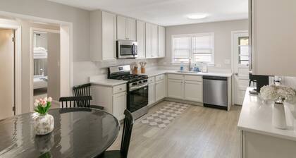 Spacious New 5 Bed Family Retreat Near Naval Base!