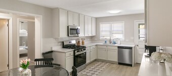 Spacious New 5 Bed Family Retreat Near Naval Base!