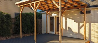 Charming South Eugene home, huge yard! Pet friendly!