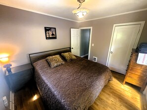 2 slaapkamers, een strijkplank/strijkijzer, gratis wifi, beddengoed
