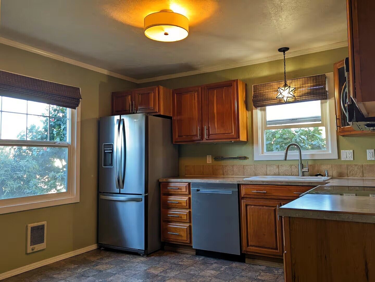 Coffee/tea maker, fridge, microwave, oven