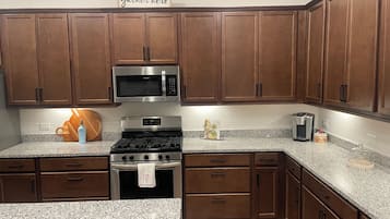 Microondas, horno, parrilla de estufa y lavavajillas