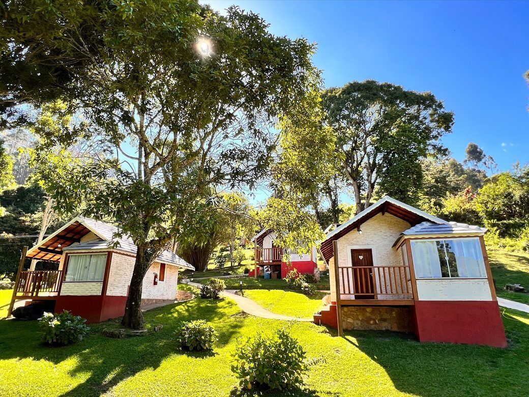 Chalé conforto, vista para o jardim | Escrivaninha, Wi-Fi de cortesia