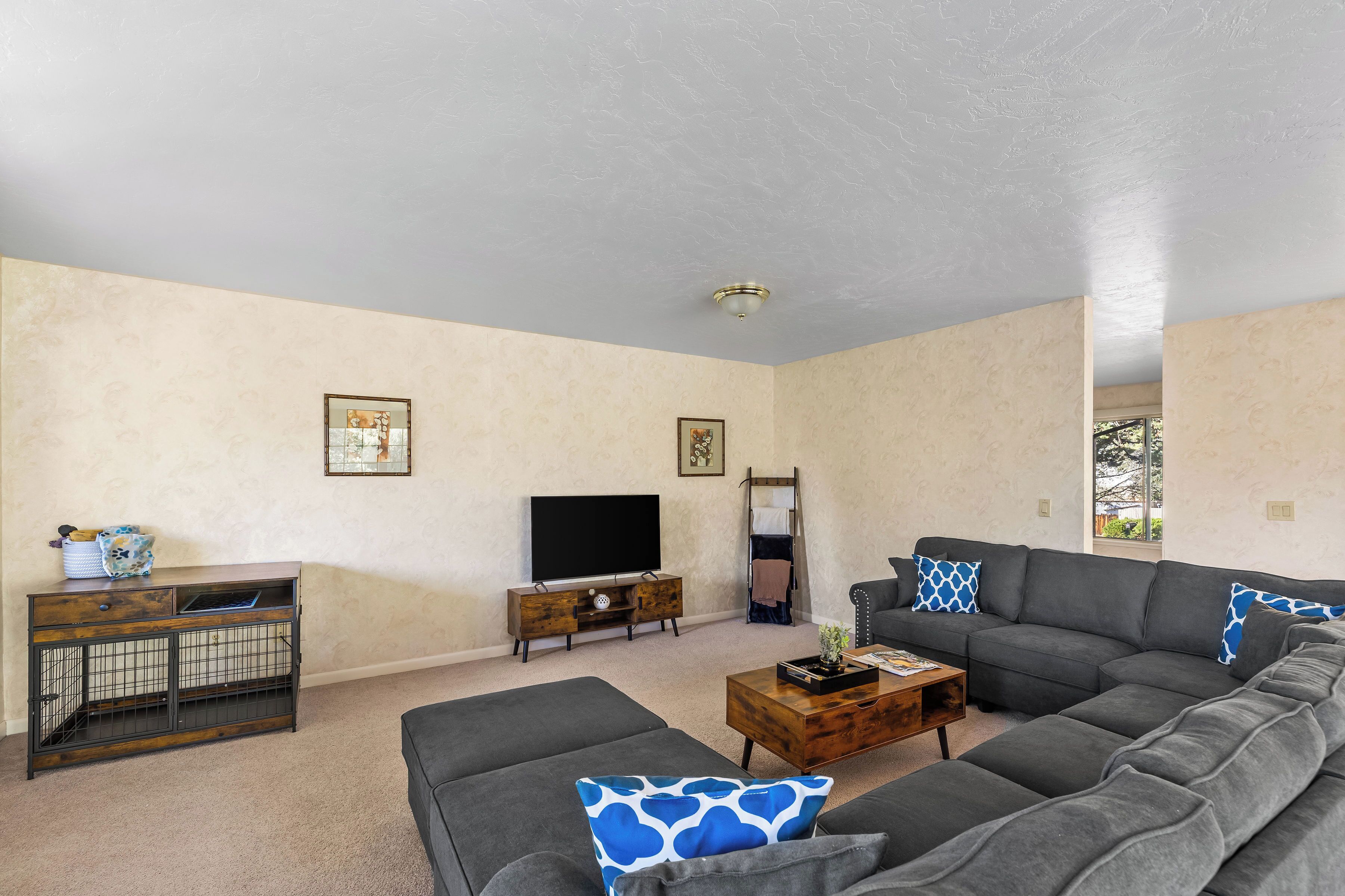 Smart-TV, Kamin, Tischfußball, Tischtennisplatte