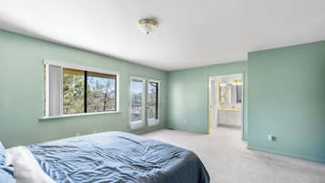 4 bedrooms, iron/ironing board, travel crib, free WiFi