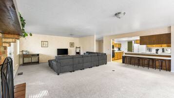 Smart-TV, Kamin, Tischfußball, Tischtennisplatte