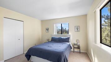 4 soverom, strykejern/-brett, reiseseng for barn og wi-fi (inkludert)