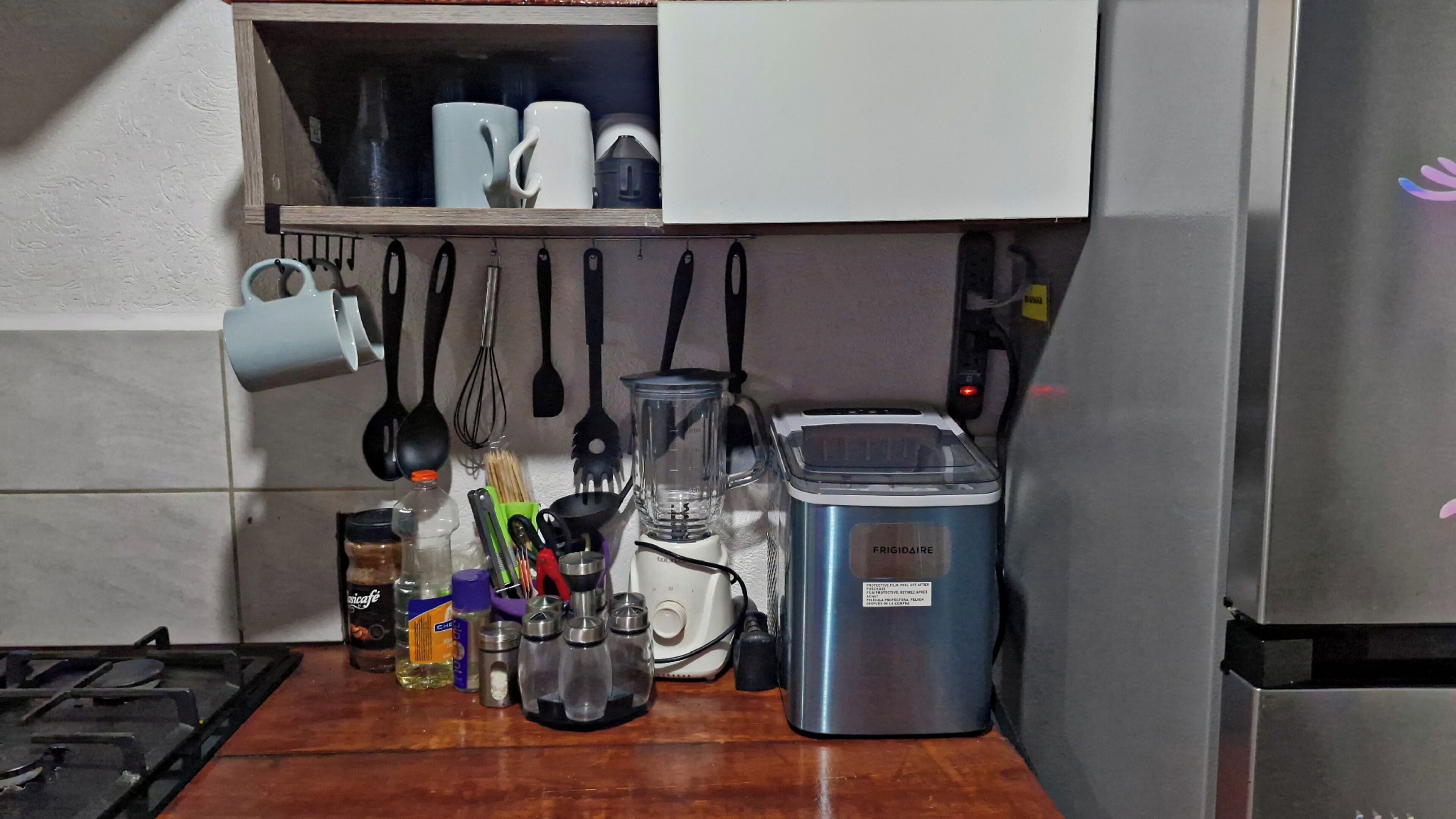 Réfrigérateur, micro-ondes, plaque de cuisson