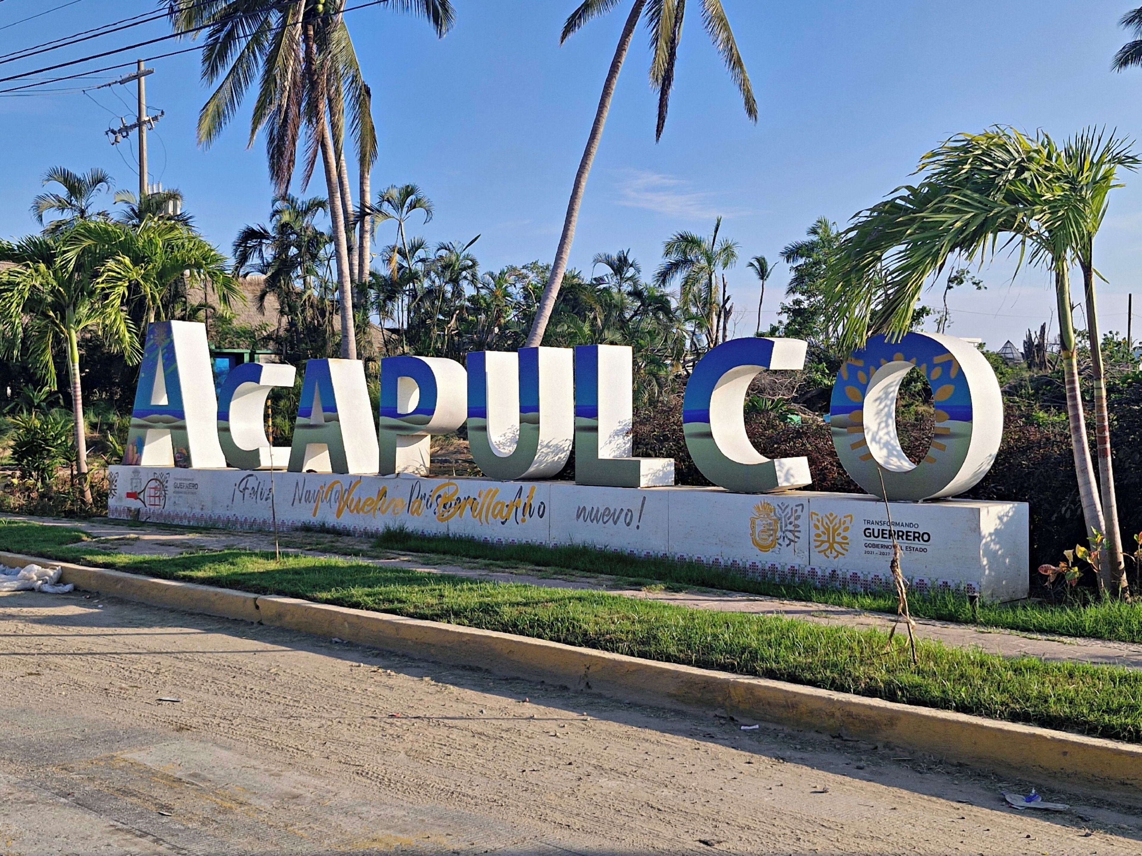 Un letrero grande con el texto 'Acapulco.com' y el eslogan 'Transformando Guerrero'.