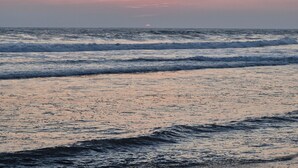 A beach with waves and a sunset. - Nice first floor apartment (Barra Vieja)