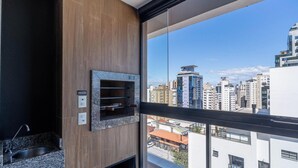 Une salle de bain moderne dotée d’un lavabo intégré, d’un porte-serviettes et d’une cabine de douche en verre.