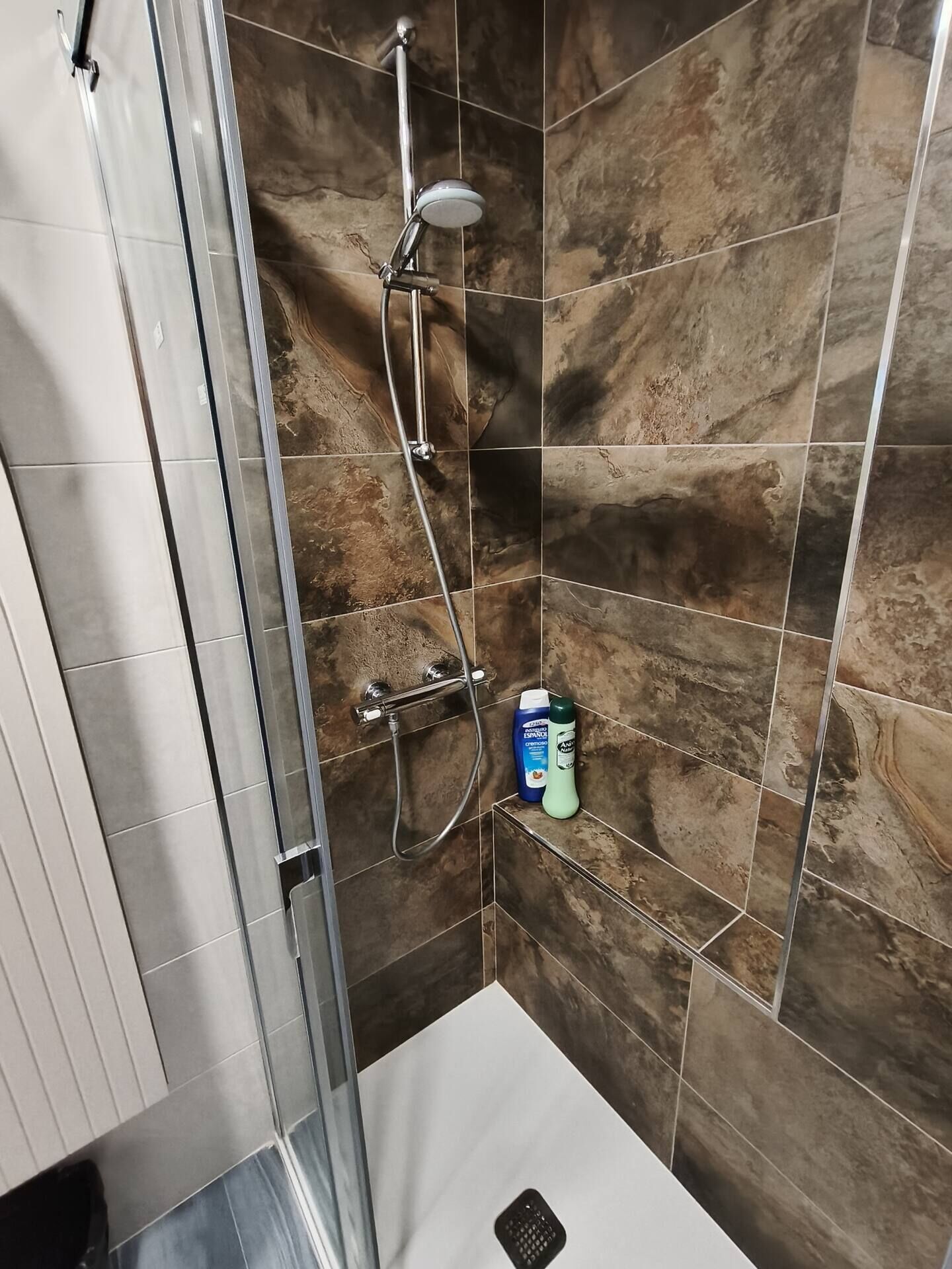 Een haardroger, een bidet, handdoeken, zeep