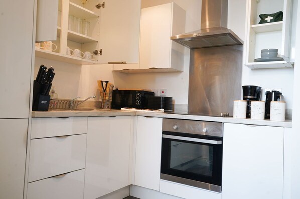 Refrigerador, microondas, horno, placa de cocina