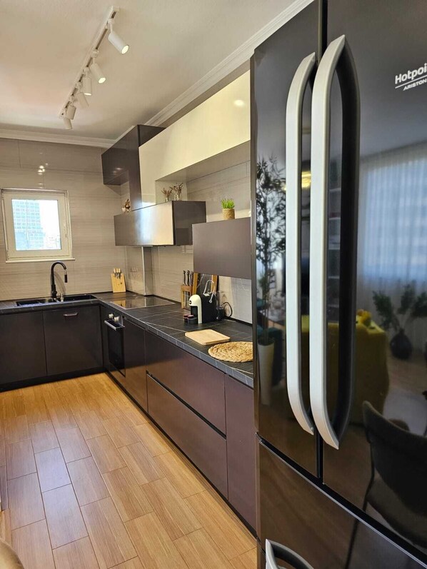 Micro-ondes, four, plaque de cuisson, lave-vaisselle