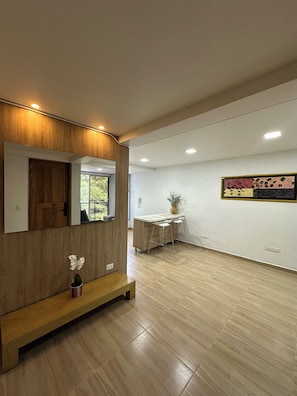 Family Apartment, City View | Dining room