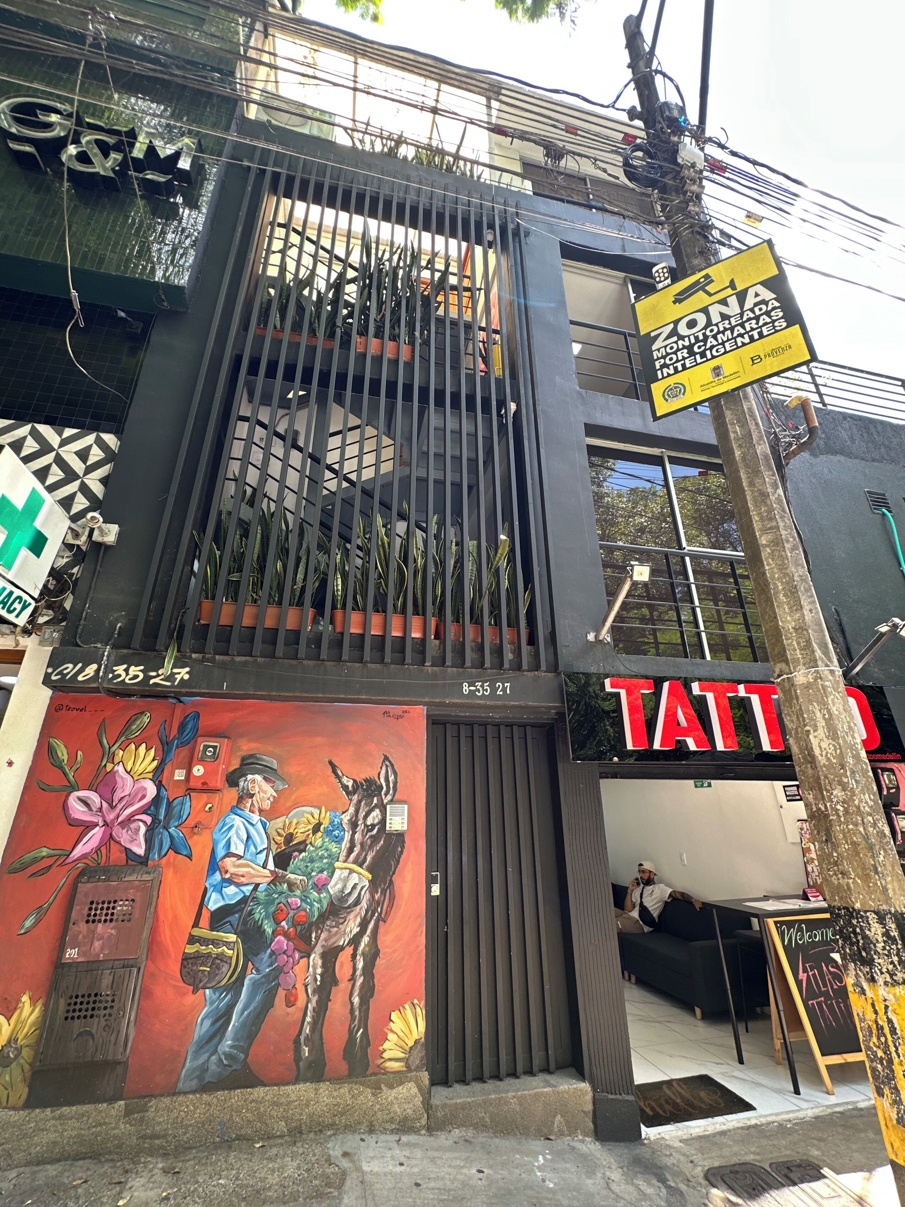 Vista frontal de la propiedad