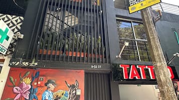 Vista frontal de la propiedad