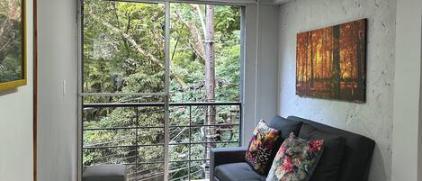 Apartamento superior, balcón, vistas al parque | Zona de estar