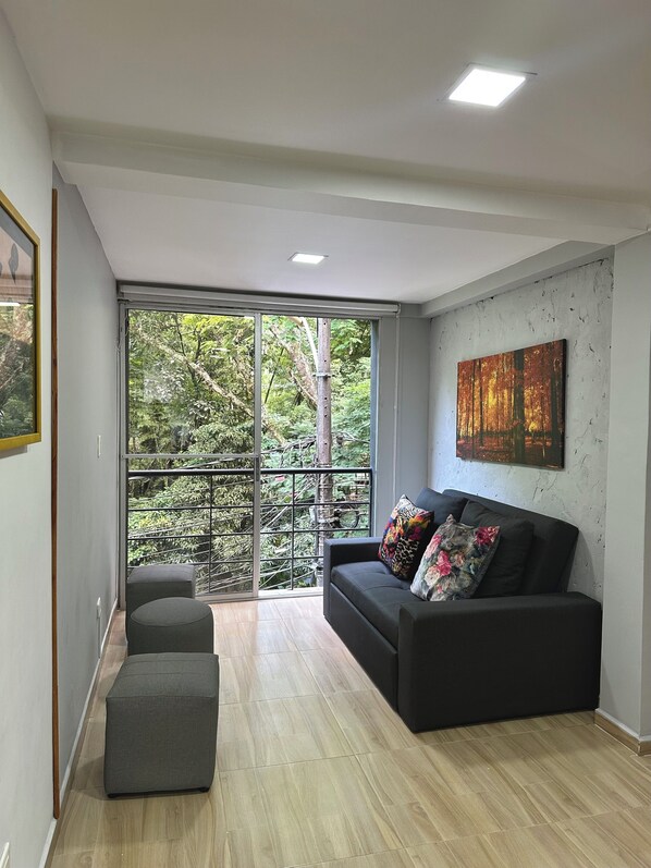 Apartamento superior, balcón, vistas al parque | Zona de estar
