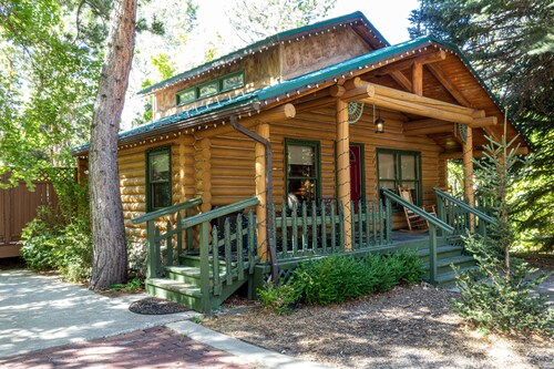 Cozy Forest Cottage