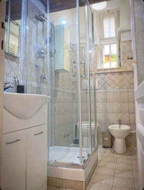 Suihku, hiustenkuivaaja, bidee, pyyhkeet