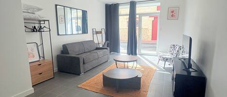 Comfort Apartment, City View | Living area