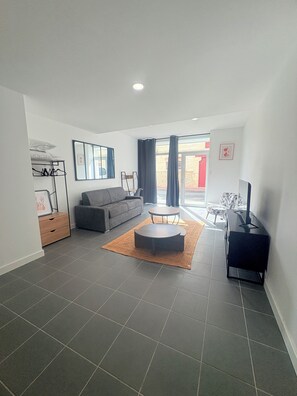 Comfort Apartment, City View | Living area