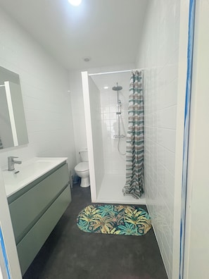 Comfort-Apartment, Stadtblick | Badezimmer | Toilettenpapier