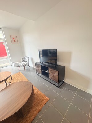 Comfort Apartment, City View | Living area