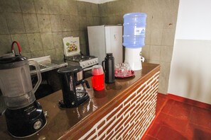 Refrigerador, horno, parrilla de estufa y cafetera y tetera 