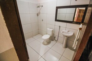 Regadera, toallas, papel de baño 