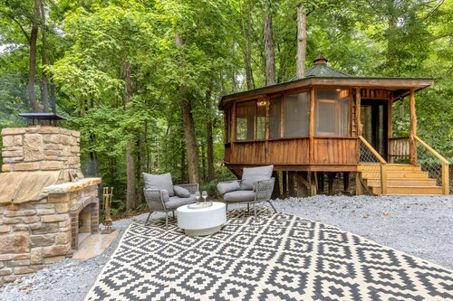 Charming Treehouse Haven located near Lake Barkley. Close to Turkey Bay & ramp