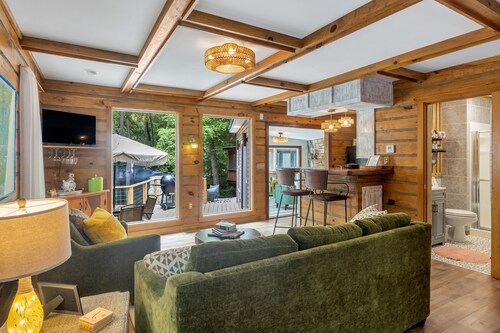 Charming Treehouse Haven located near Lake Barkley. Close to Turkey Bay & ramp