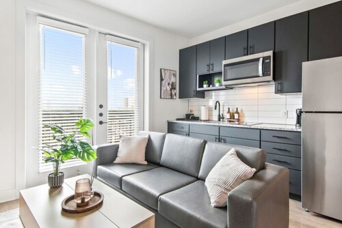 Cozy Downtown Suite | Rooftop Lounge, Pool & Gym