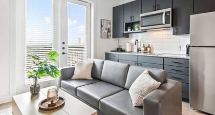 Cozy Downtown Suite | Rooftop Lounge, Pool & Gym