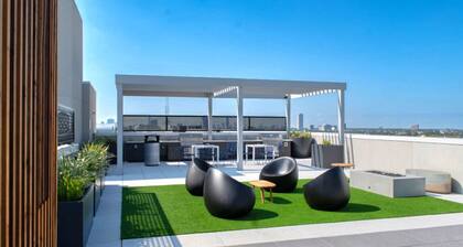 Cozy Downtown Suite | Rooftop Lounge, Pool & Gym