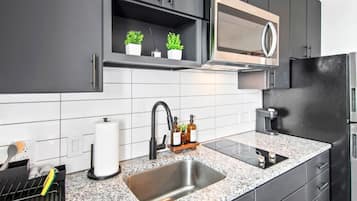 Réfrigérateur, micro-ondes, four, plaque de cuisson